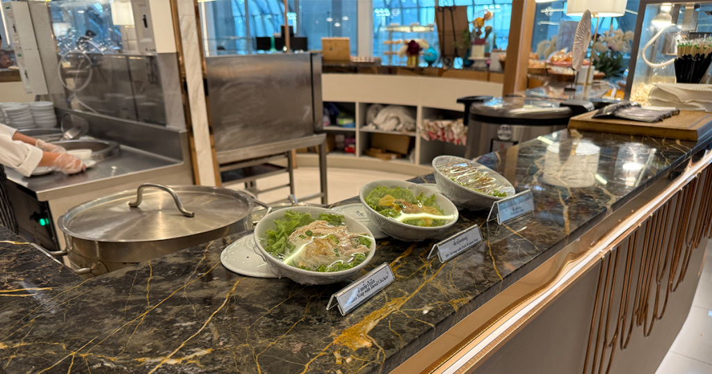 202411-AroundAsia-Bangkok-06-BKK-MiracleLounge-concourseD-food-2-073817