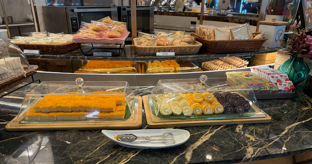 202411-AroundAsia-Bangkok-08-BKK-MiracleLounge-concourseD-food-4-073845