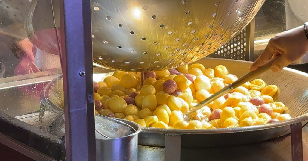 202411-AroundAsia-Taipei-46-NingxiaNightMarket-SweetPotatoBalls-5-201529