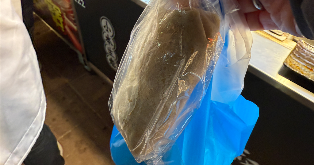 202411-AroundAsia-Taipei-59-NingxiaNightMarket-PeanutRollwithIceCream-5-203549