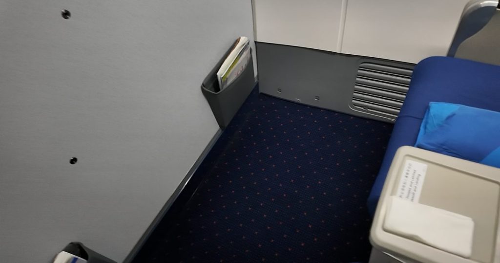 202411-AroundAsia-XiamenAir-FOC-TSA-31-Business-seatpitch-2-194431